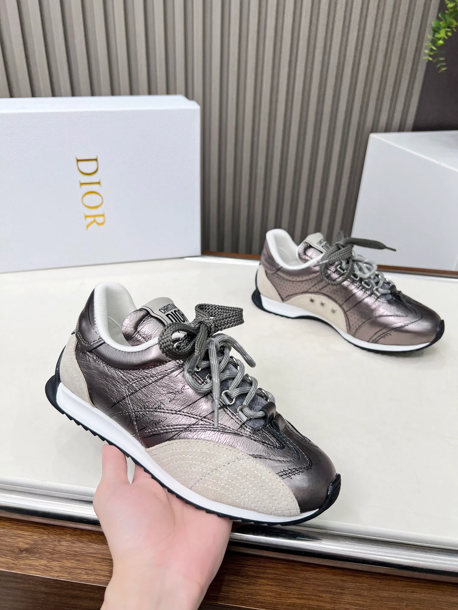 👟👟Ex-factory price 560👟👟 This D-Sketch sneaker is a new product of the 2025 spring and summer ready-to-wear series, highlighting the classic retro aesthetics. Crafted from gold-tone crinkled sheepskin and gold-toned laminated calfskin, it features a printed logo inspired by the shoe's production stages, as well as beige suede calfskin panels and double laces. Hand-written Christian Dior Paris signature on the side, Christian Dior Paris signature panels and plaques on the heel and tongue. Paired with two-tone slim rubber soles, they add a touch of couture to any casual look. Code number: 35~45 Color: black white gold silver